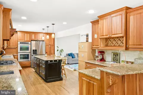Kitchen - 24604 Cutsail Dr, Damascus, MD 20872 photo 6 of 7