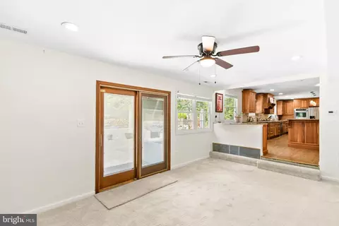 Living - 24604 Cutsail Dr, Damascus, MD 20872 photo 3 of 3