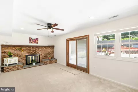 Living - 24604 Cutsail Dr, Damascus, MD 20872 photo 2 of 3