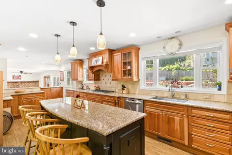 Kitchen - 24604 Cutsail Dr, Damascus, MD 20872 photo 4 of 7