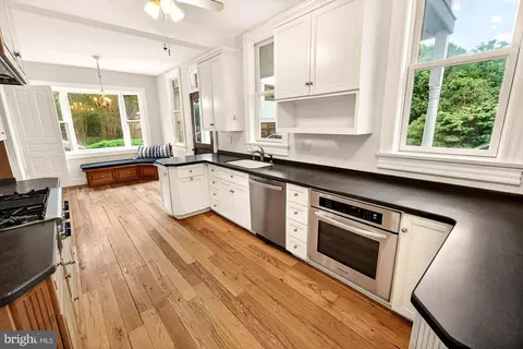 Kitchen - 18040 Barnesville Rd, Barnesville, MD 20838 photo 6 of 7