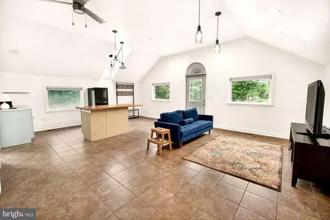 Living - 18040 Barnesville Rd, Barnesville, MD 20838 photo 7 of 7