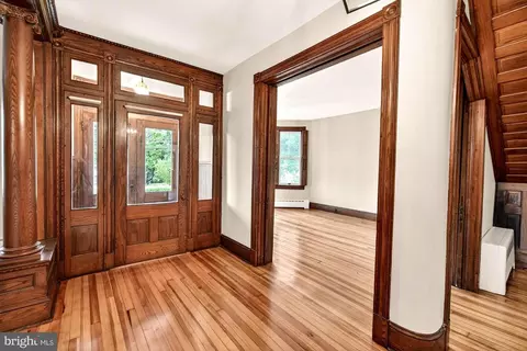 Entry Way - 18040 Barnesville Rd, Barnesville, MD 20838 photo 4 of 17
