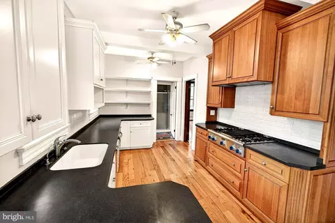 Kitchen - 18040 Barnesville Rd, Barnesville, MD 20838 photo 4 of 7