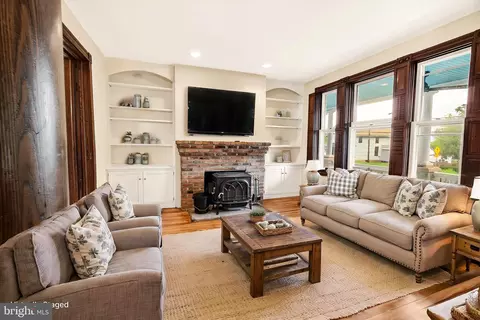 Living - 18040 Barnesville Rd, Barnesville, MD 20838 photo 1 of 7