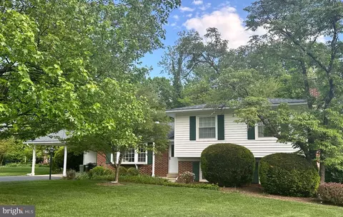 10 Caddy Ct, Derwood, MD 20855