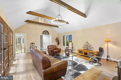 Living - 16112 Barnesville Rd, Boyds, MD 20841 photo 2 of 3