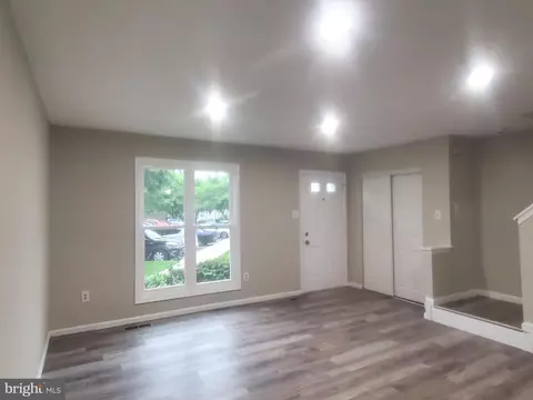 Living - 14813 Hammersmith Cir, Silver Spring, MD 20906 photo 2 of 5