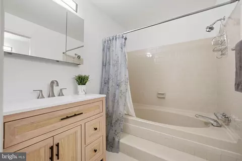 Bath - 15205 Winstead Ln, Silver Spring, MD 20905 photo 1 of 2