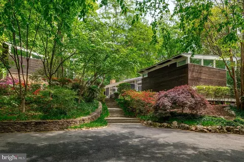 7201 Broxburn Dr, Bethesda, MD 20817