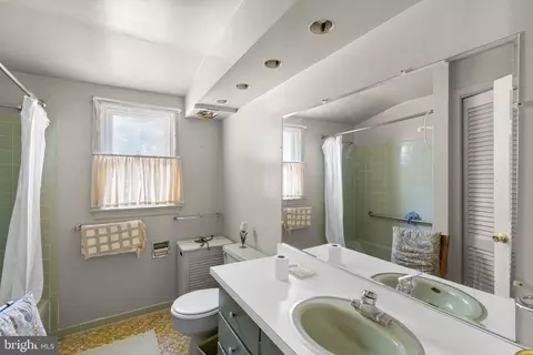 Bath - 507 Harding Dr, Silver Spring, MD 20901 photo 1 of 3