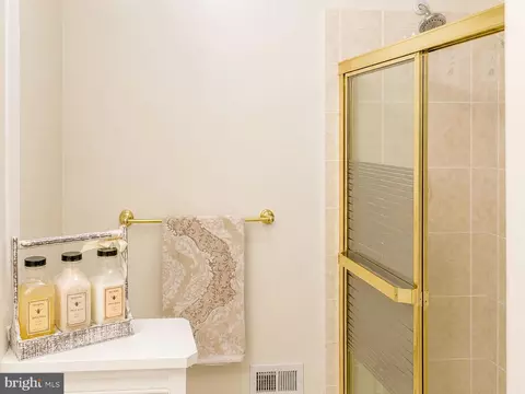 Bath - 15118 Callohan Ct, Silver Spring, MD 20906 photo 2 of 4