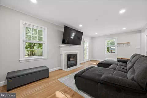 Entry Way - 1515 Dennis Ave, Silver Spring, MD 20902 photo 3 of 7