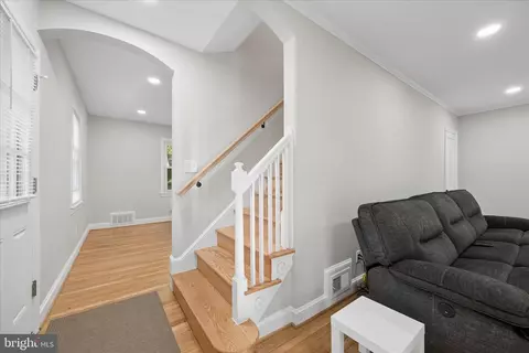 Entry Way - 1515 Dennis Ave, Silver Spring, MD 20902 photo 5 of 7