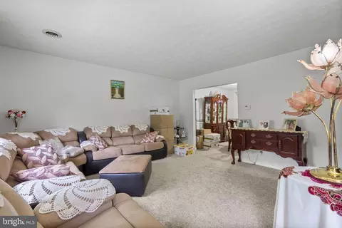 Entry Way - 807 Snider Ln, Silver Spring, MD 20905 photo 2 of 4
