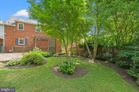 Exterior - 10208 Edgewood Ave, Silver Spring, MD 20901 photo 7 of 10