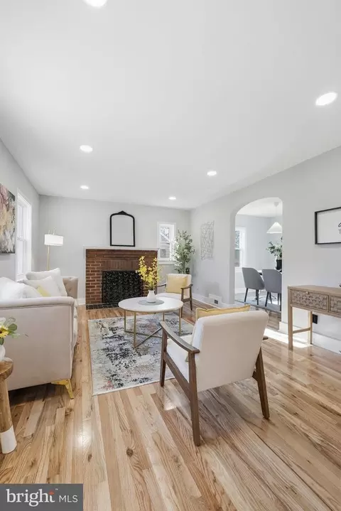 Living - 8712 Geren Rd, Silver Spring, MD 20901 photo 4 of 7