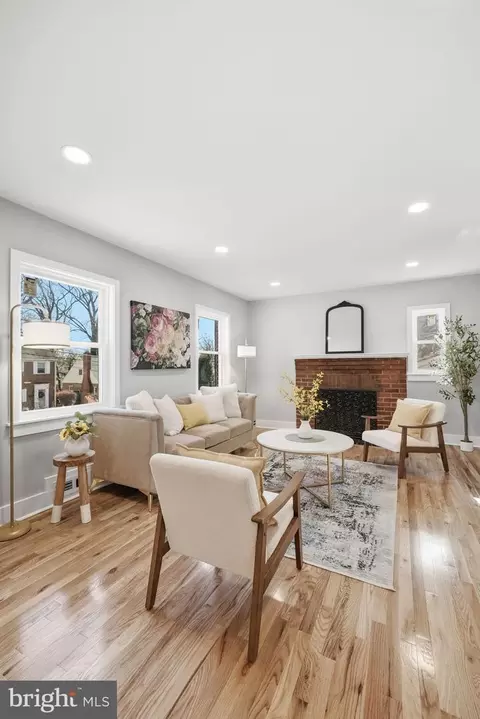 Living - 8712 Geren Rd, Silver Spring, MD 20901 photo 2 of 7