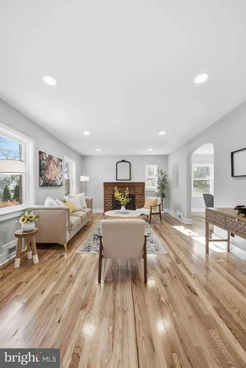 Living - 8712 Geren Rd, Silver Spring, MD 20901 photo 1 of 7