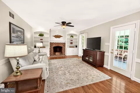Living - 17212 Whites Rd, Poolesville, MD 20837 photo 2 of 3
