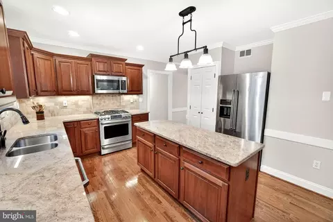 Kitchen - 17212 Whites Rd, Poolesville, MD 20837 photo 5 of 8