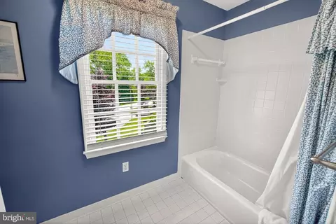 Bath - 17212 Whites Rd, Poolesville, MD 20837 photo 7 of 8