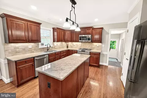 Kitchen - 17212 Whites Rd, Poolesville, MD 20837 photo 4 of 8