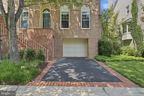 8904 Barrowgate Ct, Potomac, MD 20854