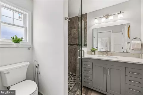Bath - 726 Boundary Ave, Silver Spring, MD 20910 photo 2 of 4