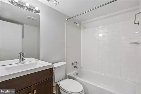 Bath - 726 Boundary Ave, Silver Spring, MD 20910 photo 4 of 4