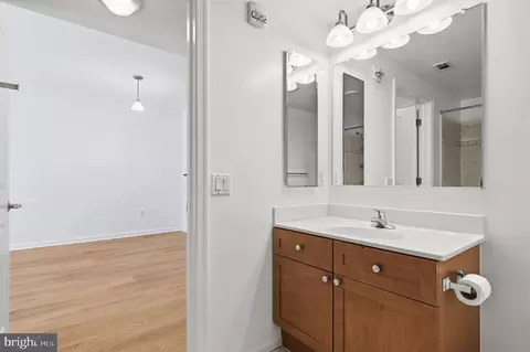 Bath - 930 Wayne Ave #201, Silver Spring, MD 20910 photo 1 of 2