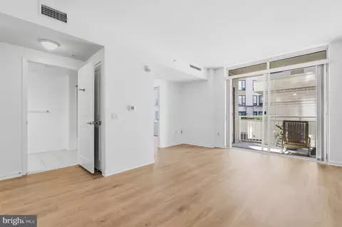 Living - 930 Wayne Ave #201, Silver Spring, MD 20910 photo 2 of 7