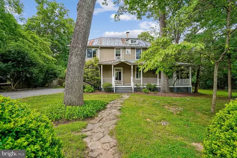 16 Maple Ave, Washington Grove, MD 20880