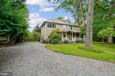 16 Maple Ave, Washington Grove, MD 20880