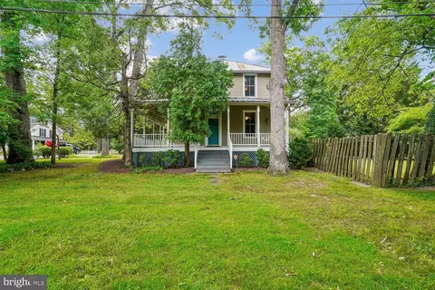 16 Maple Ave, Washington Grove, MD 20880