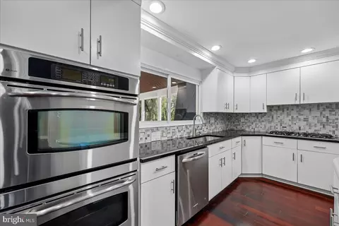 Kitchen - 6 Crestview Ct, Potomac, MD 20854 photo 3 of 5