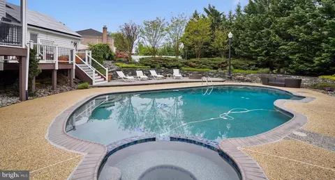 Exterior - 6 Crestview Ct, Potomac, MD 20854 photo 6 of 17