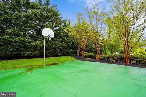 Exterior - 6 Crestview Ct, Potomac, MD 20854 photo 10 of 17