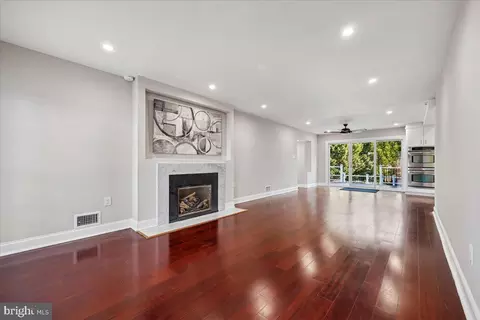 Living - 6 Crestview Ct, Potomac, MD 20854 photo 4 of 7