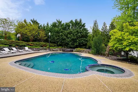 Exterior - 6 Crestview Ct, Potomac, MD 20854 photo 7 of 17