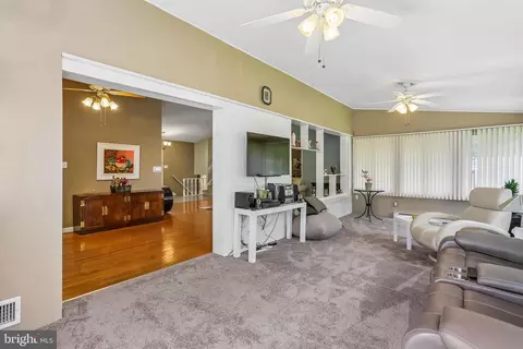 Entry Way - 2 Foxhall Ct, Silver Spring, MD 20906 photo 6 of 9