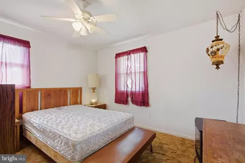 Bedroom - 1011 Devere Dr, Silver Spring, MD 20903 photo 4 of 10