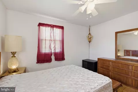 Bedroom - 1011 Devere Dr, Silver Spring, MD 20903 photo 6 of 10