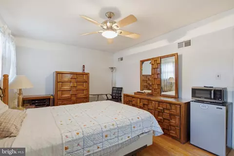 Bedroom - 1011 Devere Dr, Silver Spring, MD 20903 photo 2 of 10