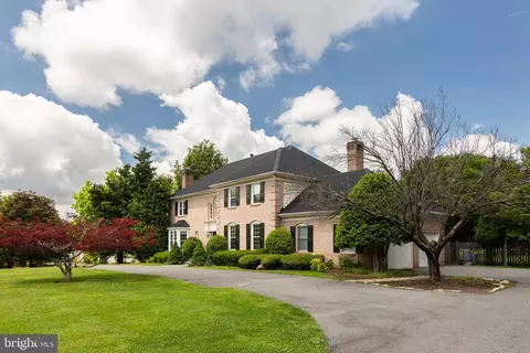8809 Saunders Ln, Bethesda, MD 20817