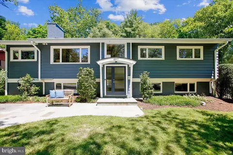 6511 Kenhowe Dr, Bethesda, MD 20817