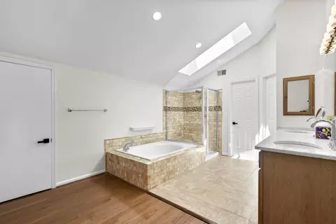 Bath - 2040 Westchester Dr, Silver Spring, MD 20902 photo 2 of 7