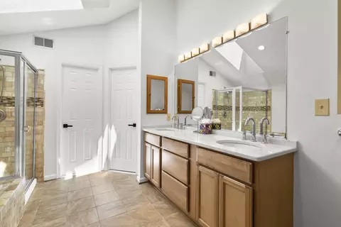Bath - 2040 Westchester Dr, Silver Spring, MD 20902 photo 4 of 7