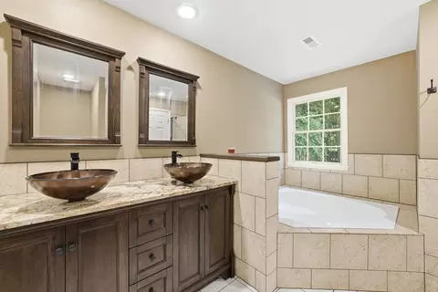 Bath - 15802 Radwick Ln, Silver Spring, MD 20906 photo 6 of 8