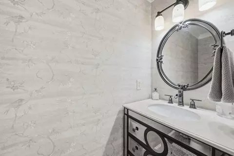 Bath - 15802 Radwick Ln, Silver Spring, MD 20906 photo 3 of 8
